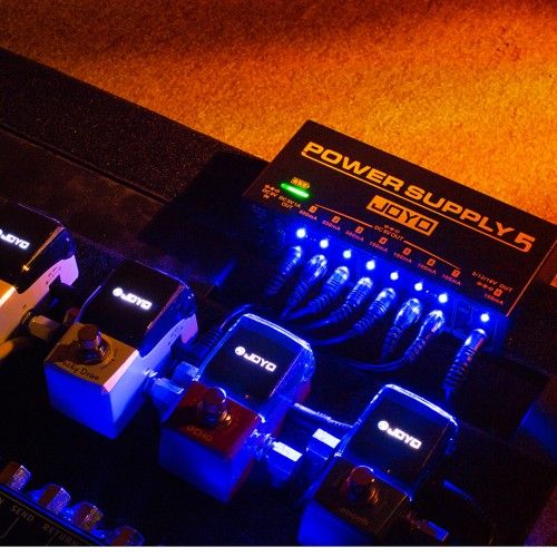 ספק כוח נטען JOYO JP-05 לפדלים - 8 יציאות מבודדות עם סוללה 4400 אמפר ויציאת USB, מיועד לפדלבורד מקצועי עם חופש תנועה מוחלט