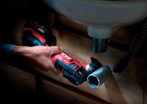 מולטיטול נטען SKIL 20V בשימוש לחיתוך צינור מתחת לכיור, כלי עבודה קומפקטי לעבודות תחזוקה ושיפוץ