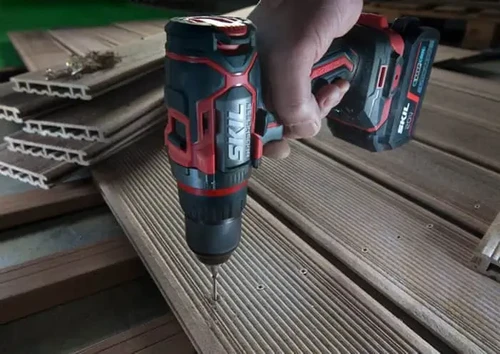 מקדחה מברגה נטענת SKIL 20V בשימוש לקידוח בעץ דק, מתאימה לעבודות התקנה והרכבה
