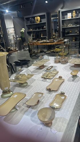 קופסא לטישו בסיס חלוקי נחל בז’ מכסה זכוכית