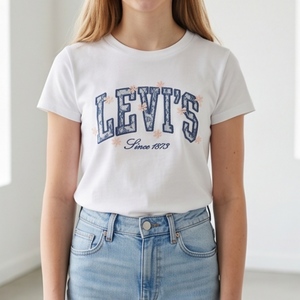 חולצה LEVIS מידות 4-16 לילדים בגוון לבן עם כיתוב