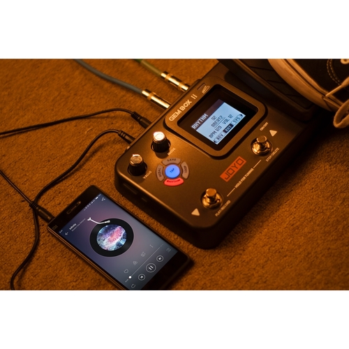 מעבד אפקטים לגיטרה JOYO GEMBOX II דגם JO-GEM BOX II - מכשיר קומפקטי עם מסך LCD, פדל ביטוי ופדלי בחירה לשליטה ב-66 אפקטים ולופר 180 שניות