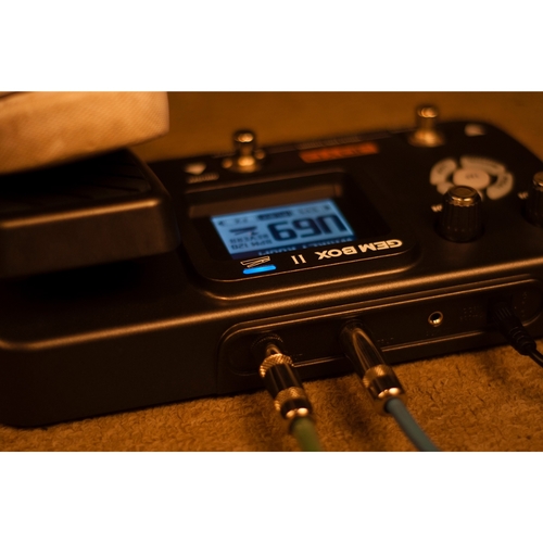 מעבד אפקטים לגיטרה JOYO GEMBOX II דגם JO-GEM BOX II - מכשיר קומפקטי עם מסך LCD, פדל ביטוי ופדלי בחירה לשליטה ב-66 אפקטים ולופר 180 שניות
