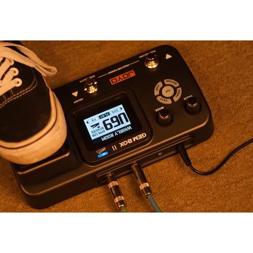 מעבד אפקטים לגיטרה JOYO GEMBOX II דגם JO-GEM BOX II - מכשיר קומפקטי עם מסך LCD, פדל ביטוי ופדלי בחירה לשליטה ב-66 אפקטים ולופר 180 שניות