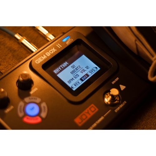 מעבד אפקטים לגיטרה JOYO GEMBOX II דגם JO-GEM BOX II - מכשיר קומפקטי עם מסך LCD, פדל ביטוי ופדלי בחירה לשליטה ב-66 אפקטים ולופר 180 שניות