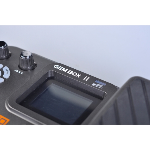 מעבד אפקטים לגיטרה JOYO GEMBOX II דגם JO-GEM BOX II - מכשיר קומפקטי עם מסך LCD, פדל ביטוי ופדלי בחירה לשליטה ב-66 אפקטים ולופר 180 שניות