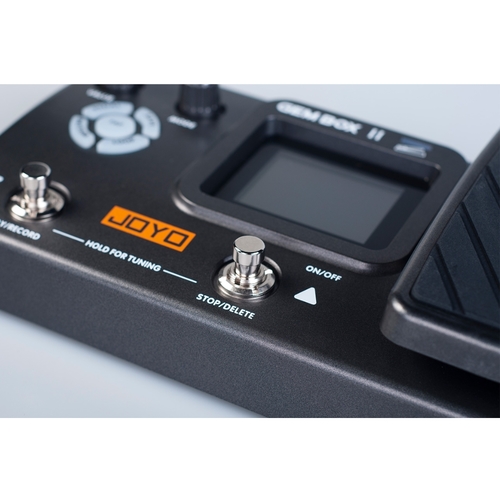 מעבד אפקטים לגיטרה JOYO GEMBOX II דגם JO-GEM BOX II - מכשיר קומפקטי עם מסך LCD, פדל ביטוי ופדלי בחירה לשליטה ב-66 אפקטים ולופר 180 שניות