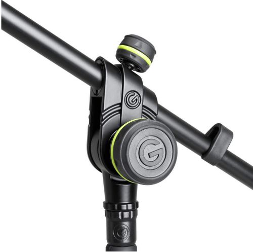 מעמד מיקרופון קצר עם בסיס עגול Heavy Duty ובום טלסקופי מבית GRAVITY
