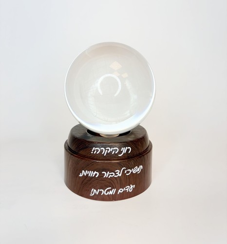 גלובוס קריסטל מסתובב עם תאורת לד בעיצוב יוקרתי