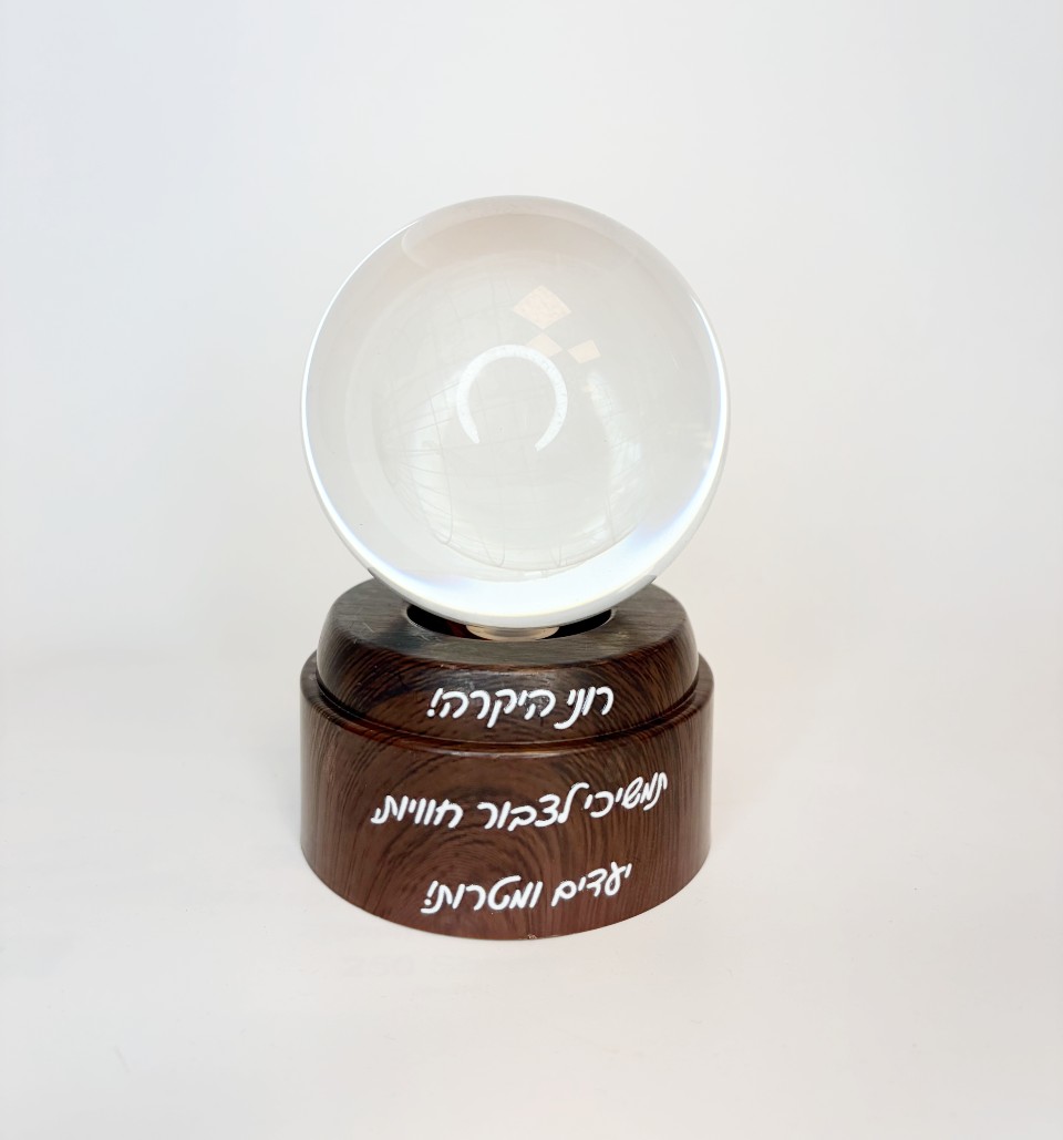גלובוס קריסטל מסתובב עם תאורת לד בעיצוב יוקרתי