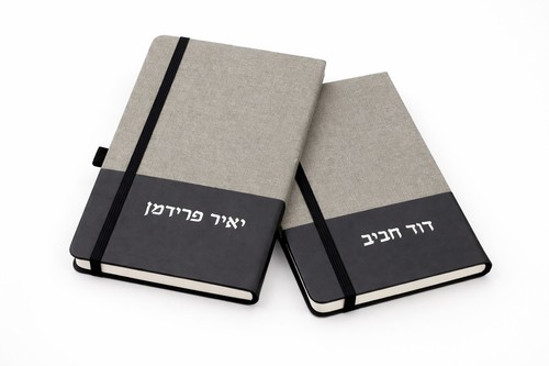 מחברת-מעוצבת-עם-שם-חייל-על-שולחן
