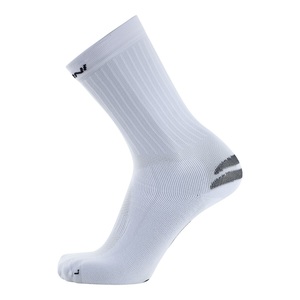 גרבי רכיבה GRIP SOCKS לבן מסיבים ייחודיים המספקים תמיכה ואחיזה ייחודיים במהלך הרכיבה אווריריים ומנדפים מאוד