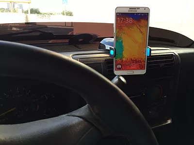 תושבת חדשנית לטלפון IMOUNT KEEPER PRO מבית LAKERDA