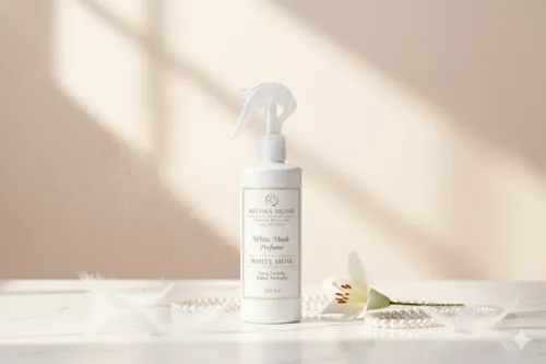 מבשם בדים White Musk של Aroma Home עם פרח לבן ופנינים