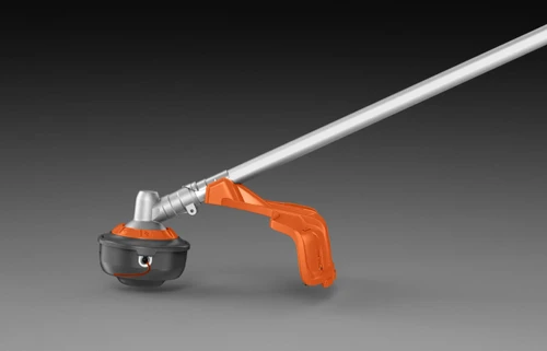 ראש חרמש וחוט חיתוך של חרמש נטען Husqvarna 525iLXT עם מגן בטיחות ורוחב כיסוח גדול לעבודה מקצועית בגינה.