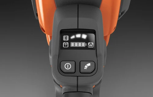 לוח בקרה דיגיטלי בחרמש נטען Husqvarna 525iLXT עם חיווי סוללה, Bluetooth ומצבי מהירות לעבודה יעילה.