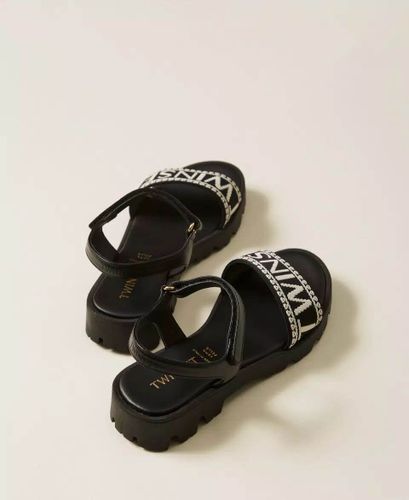 Leather sandals with jacquard logo