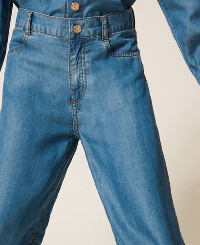 Wide-leg jeans with belt