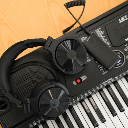 אוזניות OneOdio Studio Max 1 DJ אלחוטיות דגם SX1 - מבט צד על רקע לבן עם עיצוב Over-Ear שחור ומשדר M1 לשיהוי נמוך 20ms