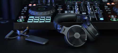 אוזניות OneOdio Studio Max 1 DJ אלחוטיות דגם SX1 - מבט צד על רקע לבן עם עיצוב Over-Ear שחור ומשדר M1 לשיהוי נמוך 20ms