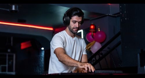 אוזניות OneOdio Studio Max 1 DJ אלחוטיות דגם SX1 - מבט צד על רקע לבן עם עיצוב Over-Ear שחור ומשדר M1 לשיהוי נמוך 20ms