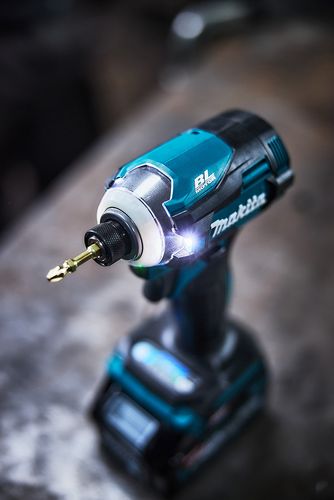 מברגת אימפקט נטענת עם 2 סוללות 4 אמפר ומטען - MAKITA TD001G 40V BL