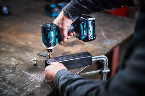מברגת אימפקט נטענת עם 2 סוללות 4 אמפר ומטען - MAKITA TD001G 40V BL