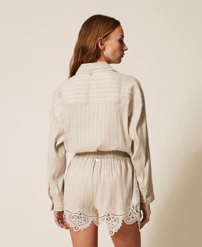 Linen blend jacquard shorts with lace
