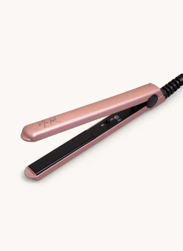 ערכת מיני לעיצוב שיער 3-ב-1 Noa Kirel Beauty – מייבש, מחליק ומסלסל עם תיק נסיעות מתוך קולקציית ספא ופינוק (צילום חומר הגלם) - שילוב מושלם בין נוח