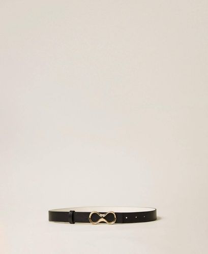 Reversible leather belt with logo