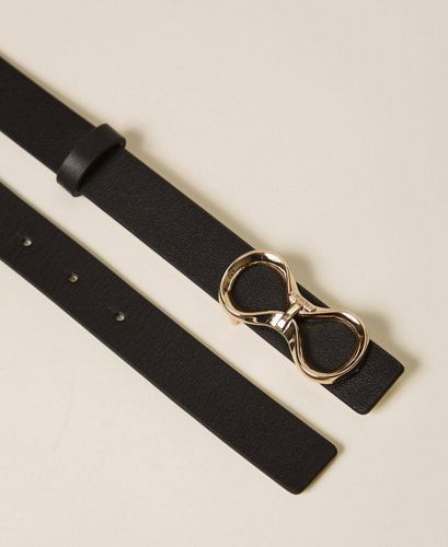 Reversible leather belt with logo