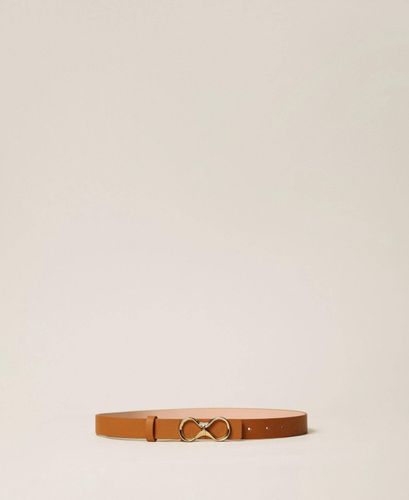 Reversible leather belt with logo