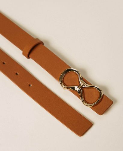 Reversible leather belt with logo