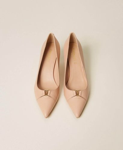 Mid heel leather court shoes