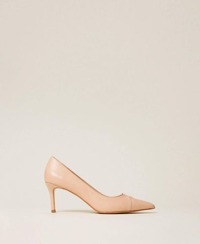 Mid heel leather court shoes