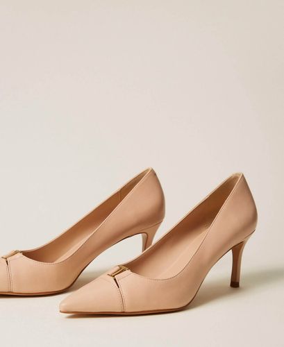 Mid heel leather court shoes