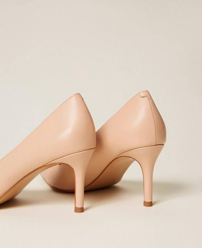 Mid heel leather court shoes