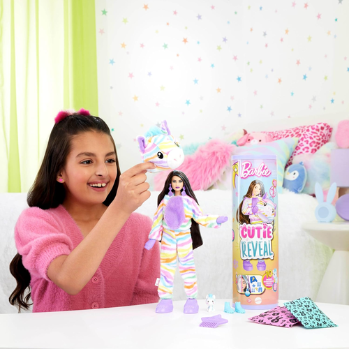בובת ברבי סדרת Cutie עם תחפושת זברה צבעונית פרוותית ו 10 הפתעות וחיית מחמד