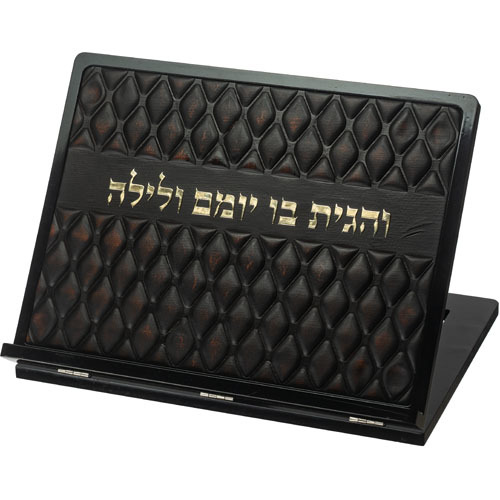 שטנדר מעץ עם פלקטה דמוי עור ואותיות בולטות 38x30 ס
