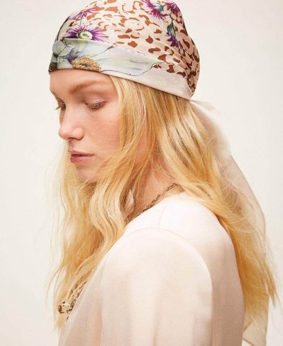 Foulard with floral print