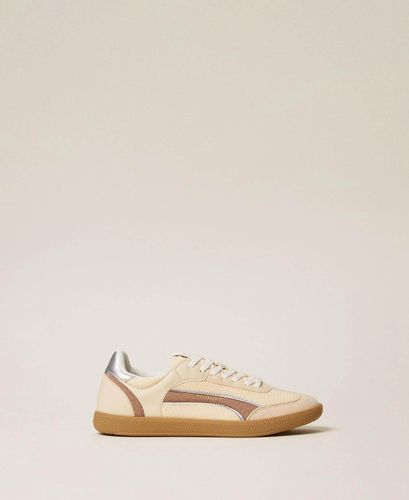 Trainers with contrasting inserts