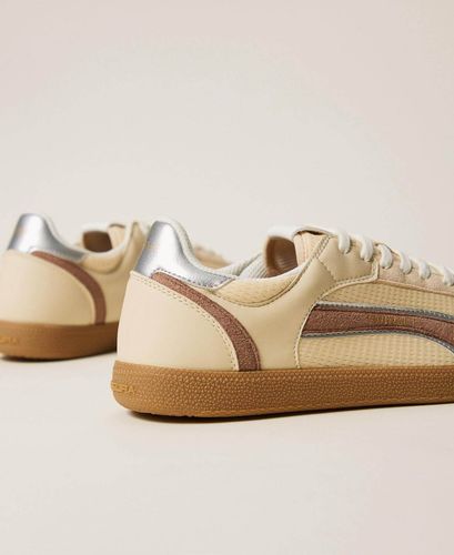 Trainers with contrasting inserts