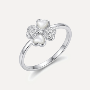 טבעת בצורת פרח משובצת פנינה וזירקון