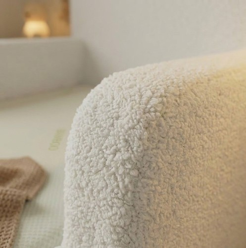 ספת נפתחת Coco מבד טדי בצבע Cotton White – כורסה שהופכת למיטה - מאמו
