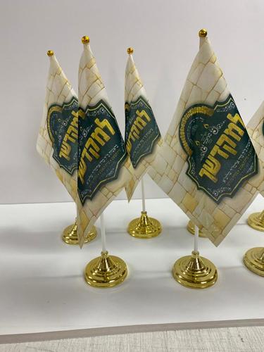 דגלון מעוצב על סטנד פלסטיק