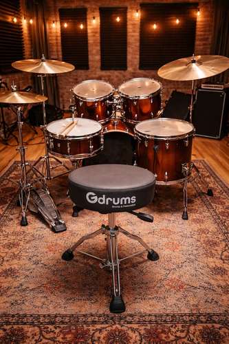 כסא תופים מקצועי Gdrums GD-HDT300 - מושב עגול שחור מרופד בקטיפה עם לוגו Gdrums לבן מודפס, חצובה כפולה כרום מבריק עם 3 רגליים ורגליות גומי שחורות, מנגנון הידראולי להתאמת גובה, עיצוב מקצועי ויציב