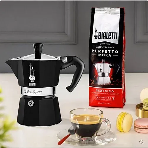 מקינטה Bialetti Moka Express 3 כוסות שחור על כיריים
