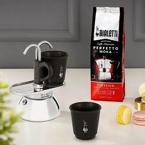 מקינטה Bialetti Mini Express עם כוסות שחורות