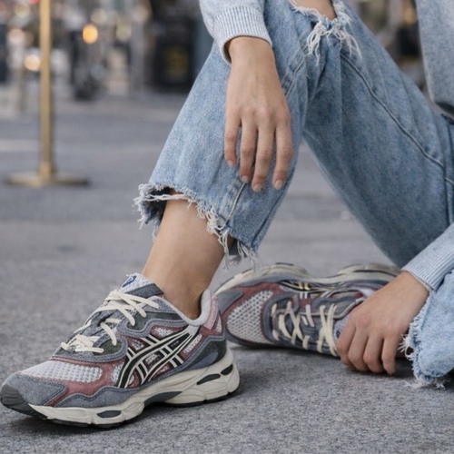 נעל ASICS מידות 36-42 לנשים בגוון אפור-כסוף