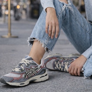 נעל ASICS מידות 36-42 לנשים בגוון אפור-כסוף